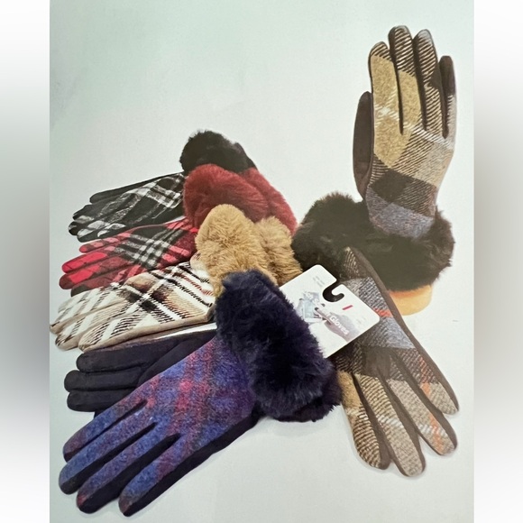 Boutique Accessories - Stylish Plaid Women's Gloves New Item NWT Touchscreen